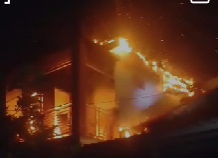 Kebakaran rumah di Jalan Masjid Gg.Khalil, Kelurahan Ledok Kulon, Kecamatan Kota Bojonegoro pada Senin malam 29 Juli 2024. (Foto: sujatmiko/ngopibareng.id)