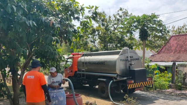 Musim kemarau yang cukup panjang mengakibatkan empat desa di kabupaten Tulungagung mulai minta bantuan dropping air bersih. (Foto; BPBD Tulungagung)