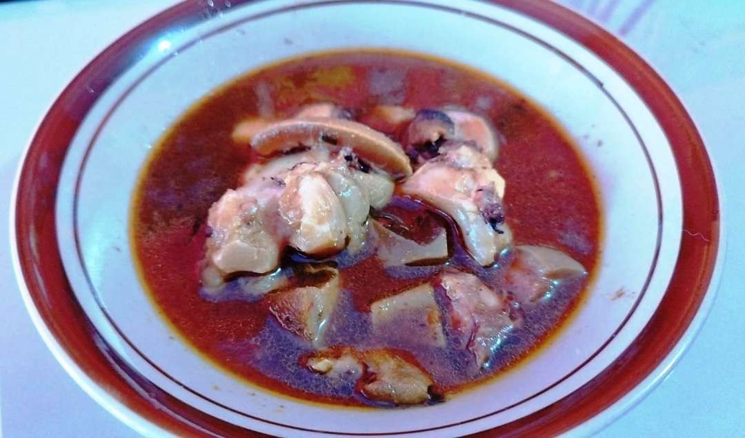 Menu Kikil Suroboyo kini bisa dinikmati di warung Semar Mesem. Banyuwangi  (foto: Muh Hujaini/Ngopibareng.id)