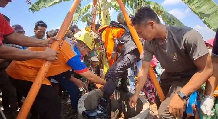 Badan Penanggulangan Bencana Daerah (BPBD) Kabupaten Tuban mengevakuasi jenazah korban. (Foto: BPBD Tuban)