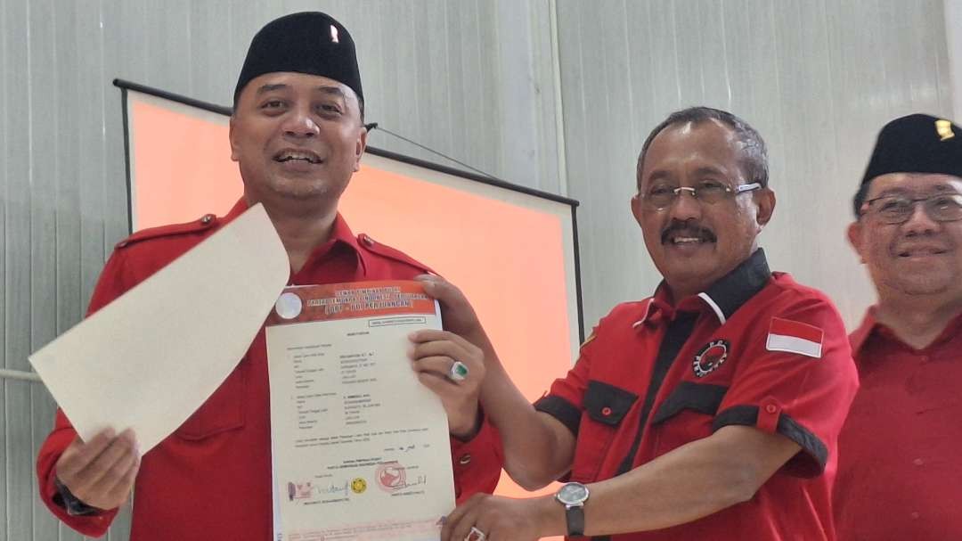 Pasangan petahana Eri Cahyadi-Armuji saat menunjukkan surat rekomendasi dari DPP PDIP, untuk maju kembali dalam kontestasi Pilwali Surabaya 2024. (Foto: Julianus Palermo/Ngopibareng.id)