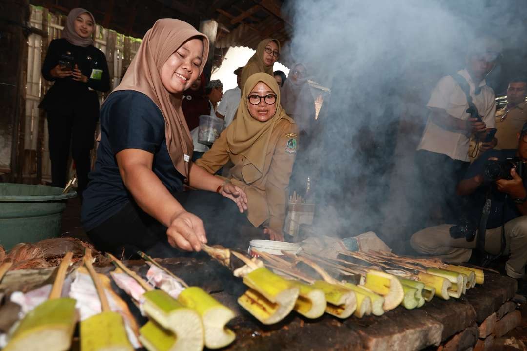 Bupati Banyuwangi Ipuk Fiestiandani melihat proses pembuatan ikan asap (foto: Humas Pemkab Banyuwangi)