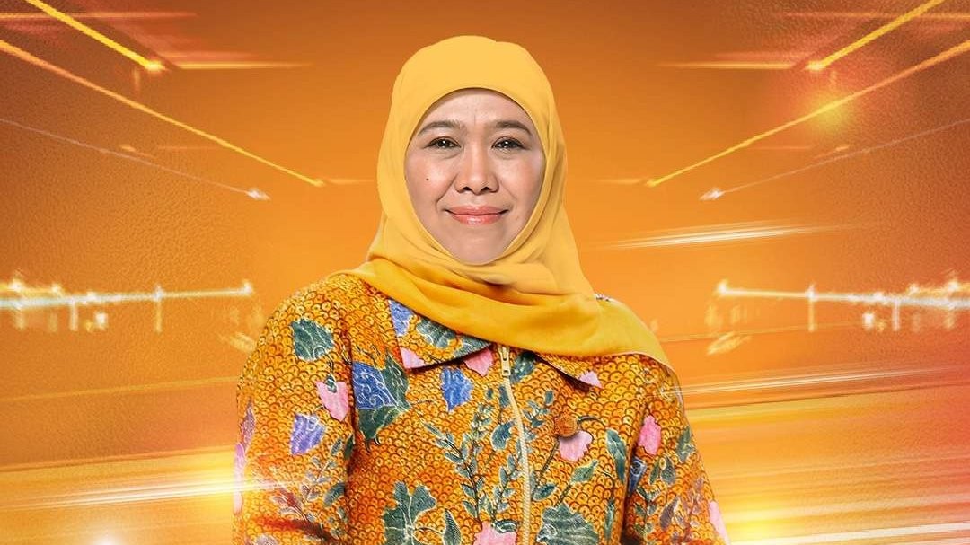 Khofifah Indar Parawansa menerima pin emas dari Badan Nasional Penanggulangan Bencana (BNPB). (Foto: Istimewa)