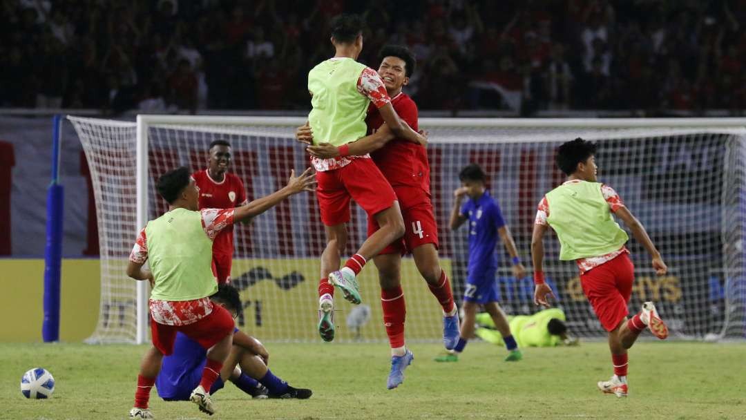 Pemain Timnas U-19 Indonesia selebrasi setelah memastikan diri sebagai juara Piala AFF U-19 2024 di Stadion Gelora Bung Tomo (GBT), Surabaya, Senin 29 Juli 2024. (Foto: Fariz Yarbo/Ngopibareng.id)