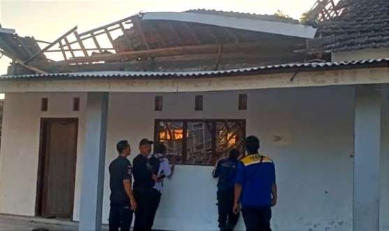 Anggota BPBD Situbondo meninjau bangunan ruang kelas Madradah Diniyah di Kecamatan Kapongan yang atapnya ambruk. (Foto: Humas BPBD Situbondo)