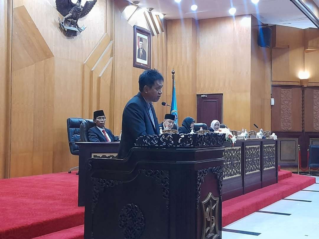 Juru Bicara Fraksi NasDem-Demokrat DPRD Kota Surabaya, Imam Syafii saat melontarkan pernyataan mempertanyakan dimajukannya tanggal penetapan APBD Kota Surabaya 2025. (Foto: Istimewa)