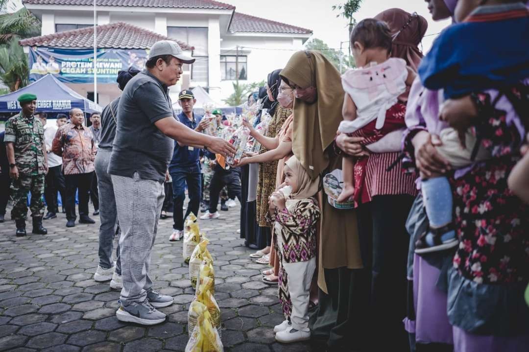 Bupati Jember Hendy Siswanto saat memberikan bantuan kepada ibu hamil dan balita. (Foto: Dokumentasi Diskominfo Jember)