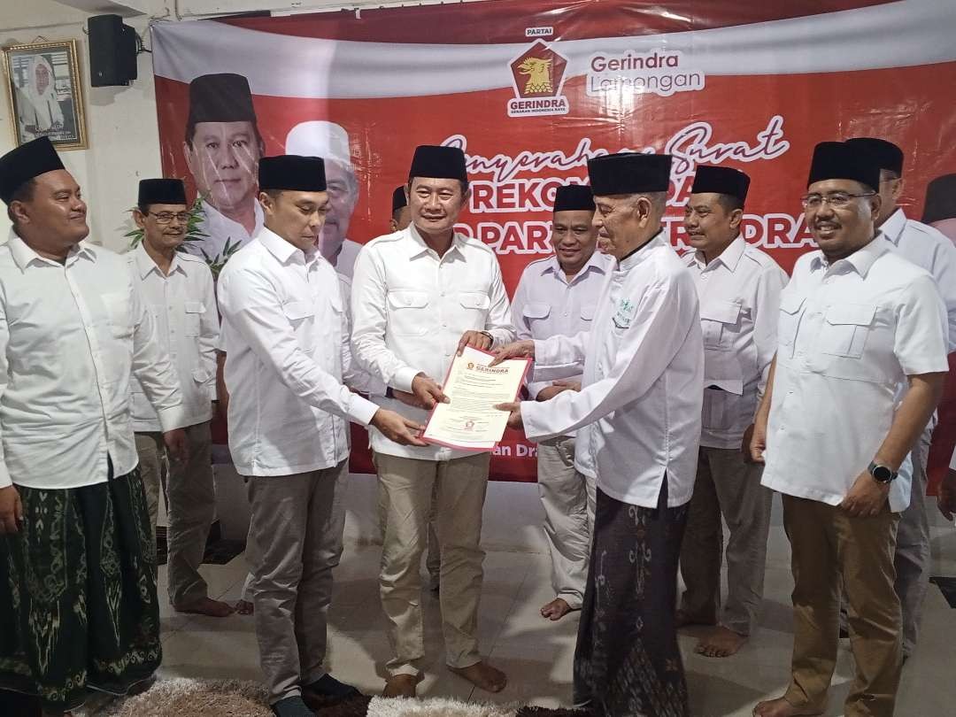 Dewan Penasihat DPP Partai Gerindra sekaligus Pimpinan Ponpes Sunam Drakat Lamongan menyerahkan surat rekomendasi Pilkada Lamongan 2024 kepada pasangan Yuhronur Efendi dan Dirham.Akbar Aksara. (Foto: Imron Rosidi/Ngopibareng.id)4