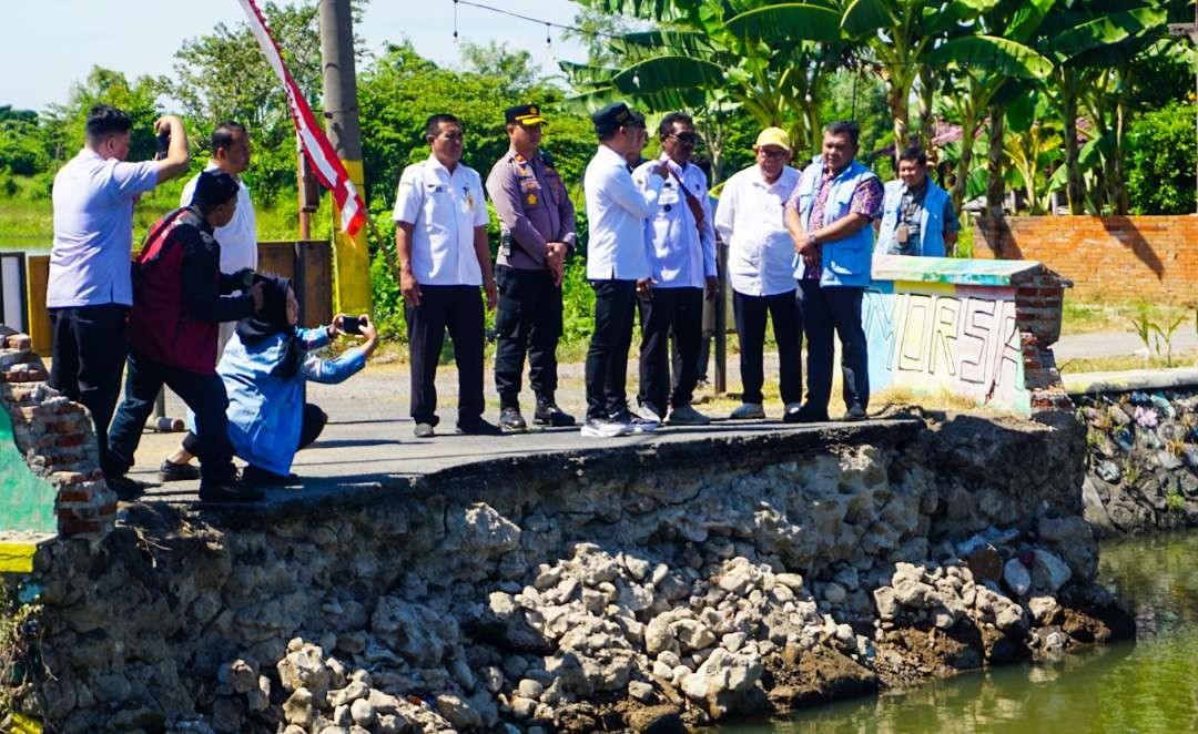 Kementerian Setneg saat kunjungi jembatan ambrol di Sidoarjo (Foto: Aini/Ngopibareng.id)