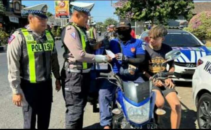 Operasi Patuh Semeru 2024 digelar Satlantas Polres Situbondo mampu meningkatkan kepatuhan pengendara ranmor menaati aturan berlalu lintas di jalan raya. (Foto: Satlantas Polres Situbondo)