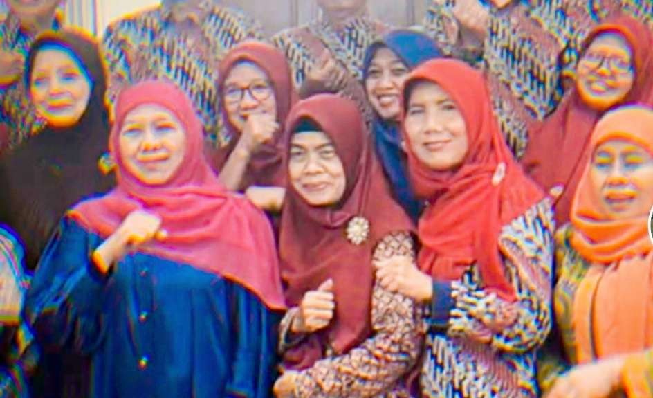 Hj Khofifah Indar Parawansa, Pembina Yayasan Khadijah Surabaya  bersama kader-kader Muslimat NU Jatim. (Foto: dok/ngopibareng.id)