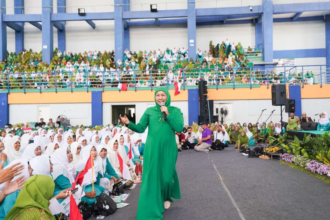 Khofifah Indar Parawansa bagi-bagi bendera. (Foto: Istimewa)