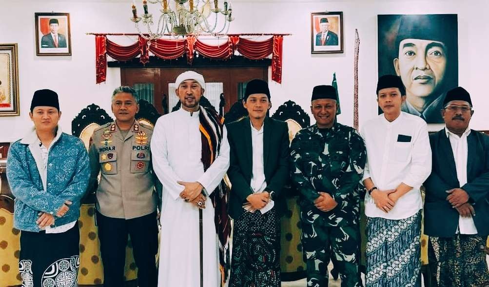 Habib Ali Zainal Abidin Assegaf bersams Gus Iqdam dan M Arifin, Bupati Trenggalek. (*Foto: dok/ngopibareng.id)