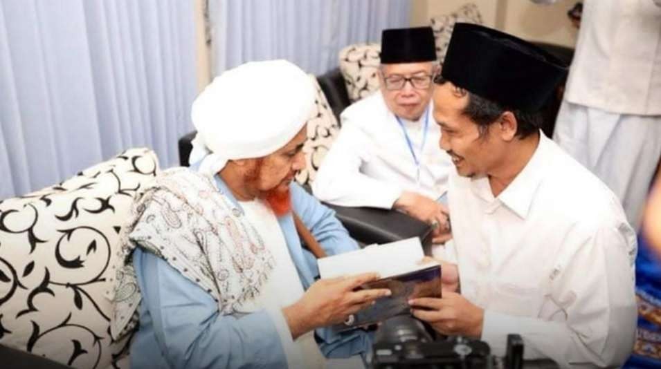 Gus Baha bersama Habib Umar bin Hafidz, bertukar pandangan soal ilmu. (Foto: dok/ngopibareng.id)