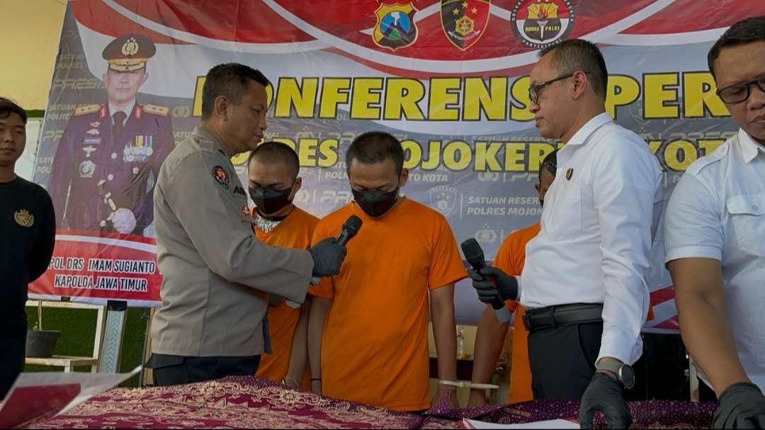 Pelaku DM saat dihadirkan dalam konferensi pers di Mapolres Mojokerto Kota.(Foto Deni Lukmantara/Ngopibareng)