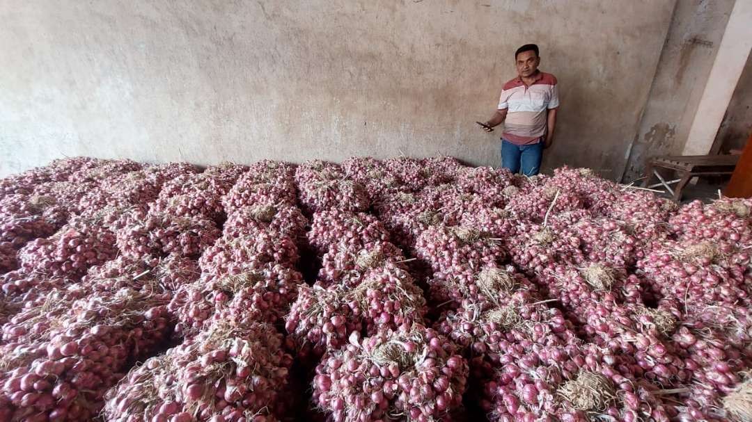 Suasana Pasar Bawang Merah di Kecamatan Dringu, Kabupaten Probolinggo. (Foto: Ikhsan Mahmudi/Ngopibareng.id)