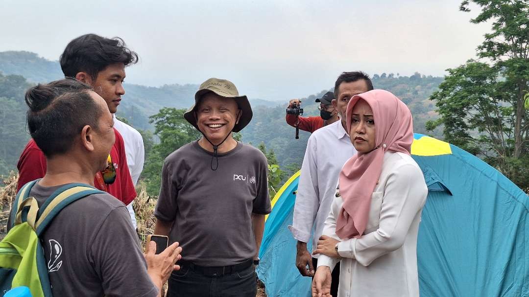 Rektor PCU Prof. Djwantoro Hardjito bersama Bupati Mojokerto dr. Ikfina Fahmawati saat meninjau salah satu destinasi wisata di Desa Jembul, Mojokerto, Kolam Renang di Atas Awan. (Foto: Julianus Palermo/Ngopibareng.id)