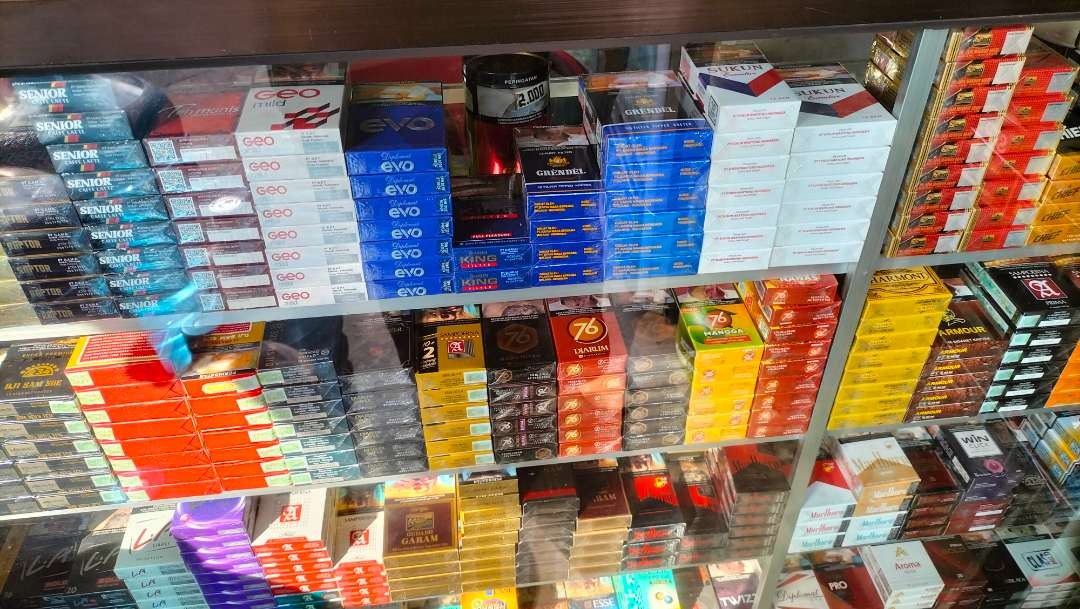 Beragam merek rokok yang dijual di warung madura. (Foto: Yasmin Fitrida/Ngopibareng.id)