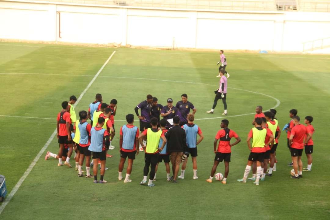 Persik Kediri mencoba Stadion Stadion Gelora Dhaha Jayati Kediri sebelum elakoni uji coba melawan Persebaya. (Foto: Istimewa)