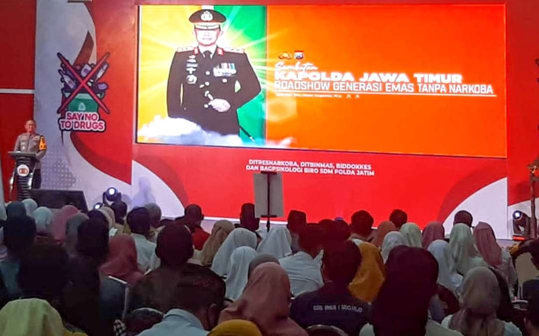 Kapolda Jatim saat sampaikan paparan di hadapan ribuan mahasiswa di Sidoarjo (Foto: Aini/Ngopibareng.id)