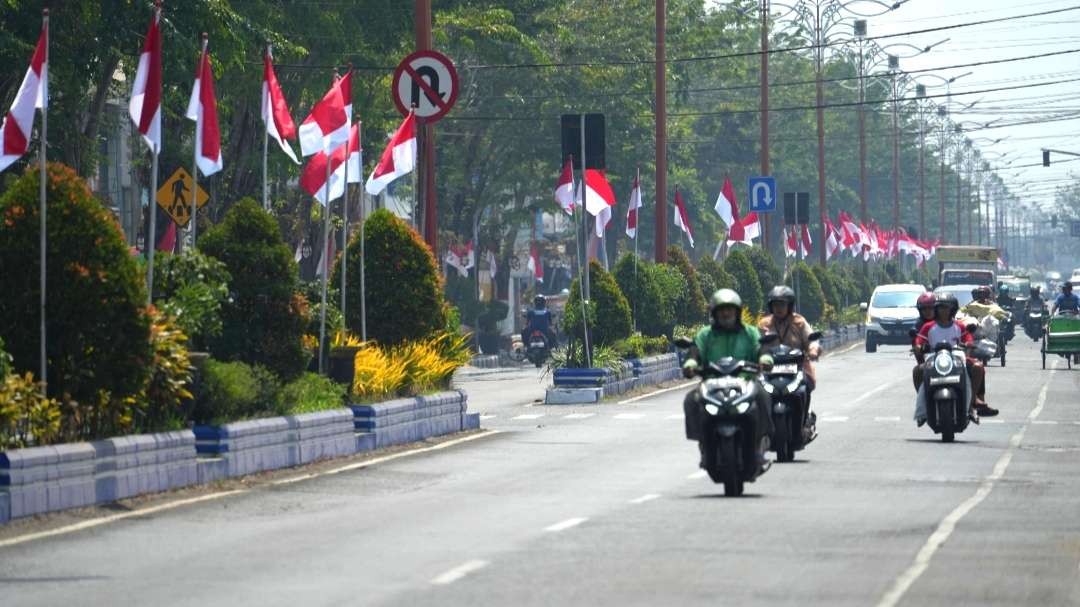 Bendera merah putih hiasi Jalan Gajah Mada depan Pemkot Mojokerto.(Foto: Deni Lukmantara/Ngopibareng)