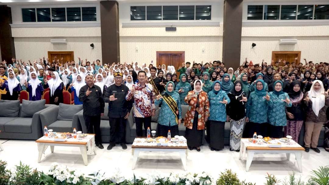 Bupati Lamongan Yuhronur Efendi foto bersama dengan sejumlah remaja di Lamongan usai membuka kegiatan PIK_R (Foto : Istimewa)