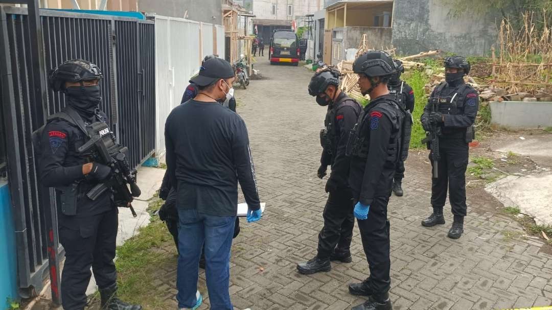 Densus 88 Anti Teror menggerebek rumah terduga teroris di Batu. (Foto: Istimewa)