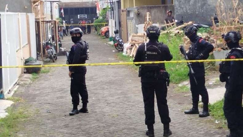 Densus 88 Antiteror Mabes Polri bersama anggota lainnya menangkap seorang terduga teroris di Kota Batu, Jawa Timur, Kamis, 1 Agustus 2024 pagi. (Foto: Ant)