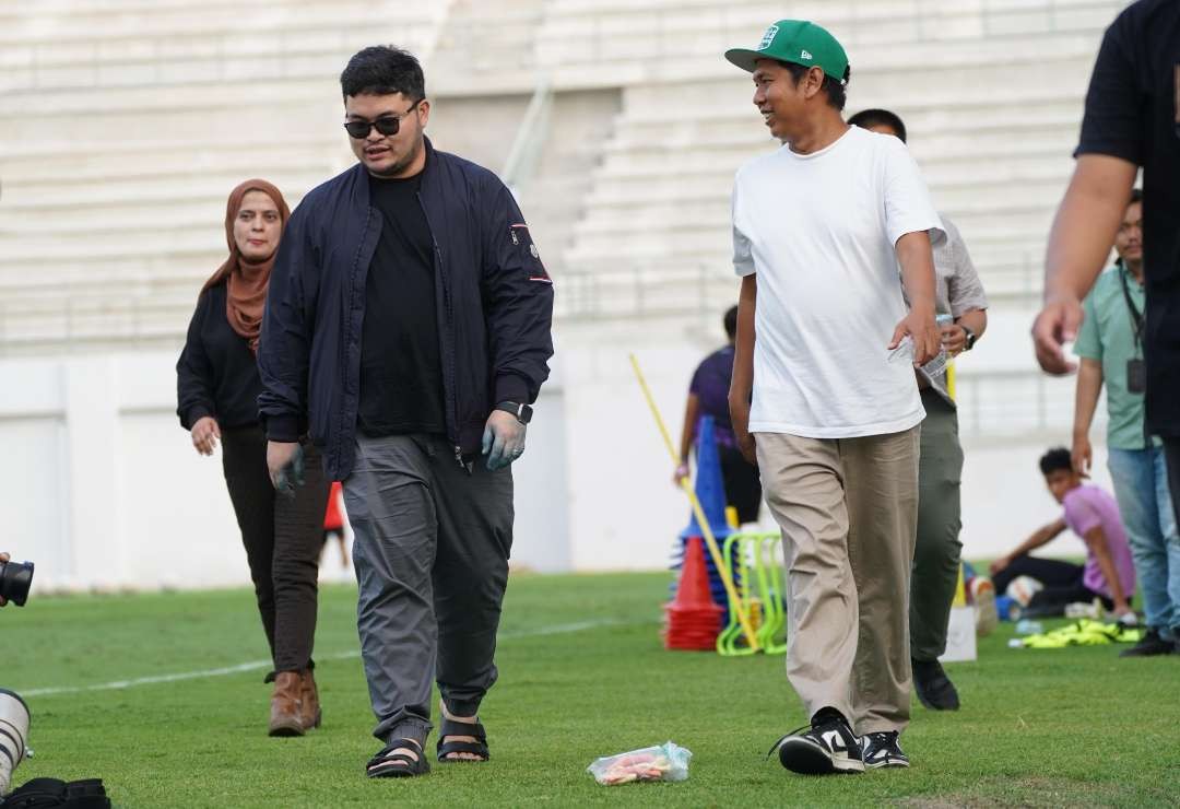 Bupati Kediri Hanidhito Himawan Pramana beserta jajaran official menonton latihan Persik Kediri (Foto: Istimewa)