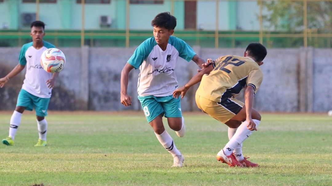 Pesepakbola Jatim (kiri) saat melawan Sulteng dalam laga uji coba di Stadion Jenggolo, Sidoarjo, Kamis 1 Agustus 2024. (Foto: Fariz Yarbo/Ngopibareng.id)