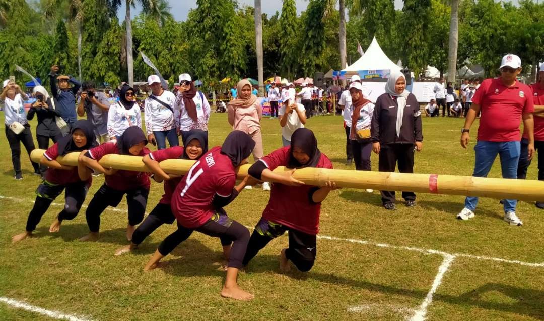 Kadispora Jatim Moh Ali Kuncori (kanan) saat memberikan semangat ke atlet yang bertanding di cabor dagongan.  (Foto: Istimewa)