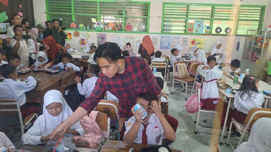 Wakil Presiden terpilih Gibran Rakabuming Raka saat meninjau simulasi pelaksanaan makanan bergizi gratis di kelas 2, SD Negeri Klampis III, Surabaya. (Foto: Julianus Palermo/Ngopibareng.id)