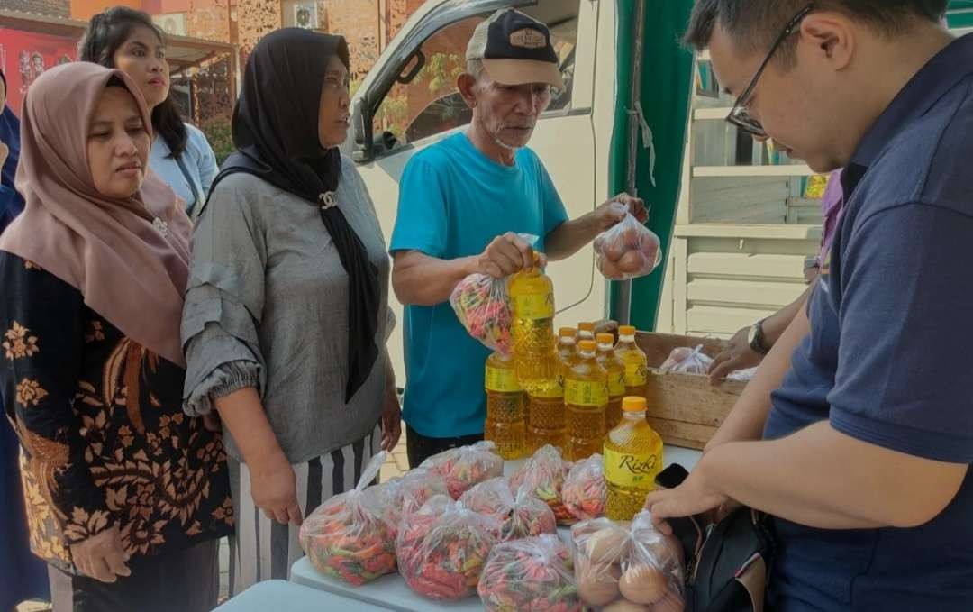 Operasi pasar yang digelar Pemkot Mojokerto.(Foto: Deni Lukmantara/Ngopibareng)