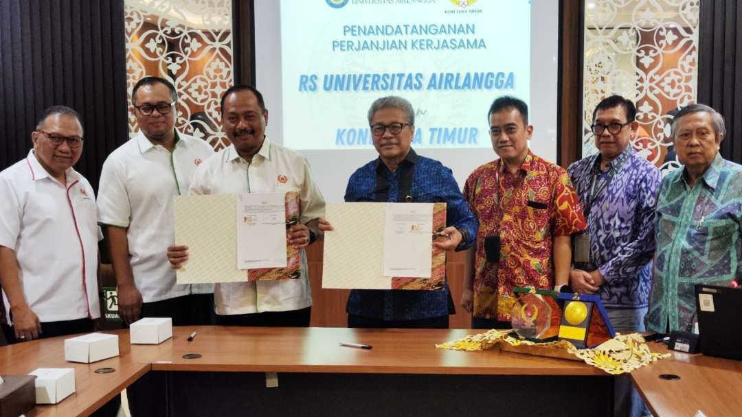 Ketum KONI Jatim M Nabil dan Direktur RSUA Prof Nasronudin saat penandatanganan perjanjian kerja sama. (Foto: Fariz Yarbo/Ngopibareng.id)