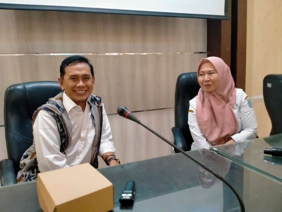 Arie Cahyono (kiri) narasumber diskusi terkait kekerasan terhadap perempuan dan anak, perdagangan orang, perkawinan anak. (Foto: Ikhsan Mahmudi/Ngopibareng.id)