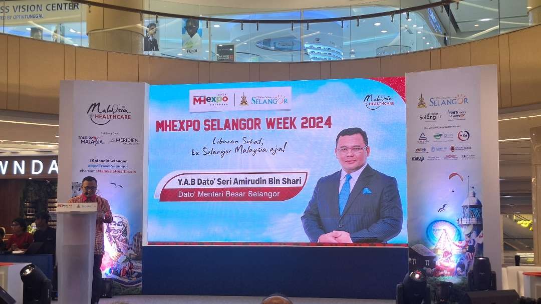 Menteri Besar Selangor Malaysia, Dato' Seri Amirudin Shari, saat menghadiri acara pembukaan pameran wisata medis MHExpo Selangor Week 2024 di Tunjungan Plaza, Surabaya, Kamis 1 Agustus 2024. (Foto: Julianus Palermo/Ngopibareng.id)