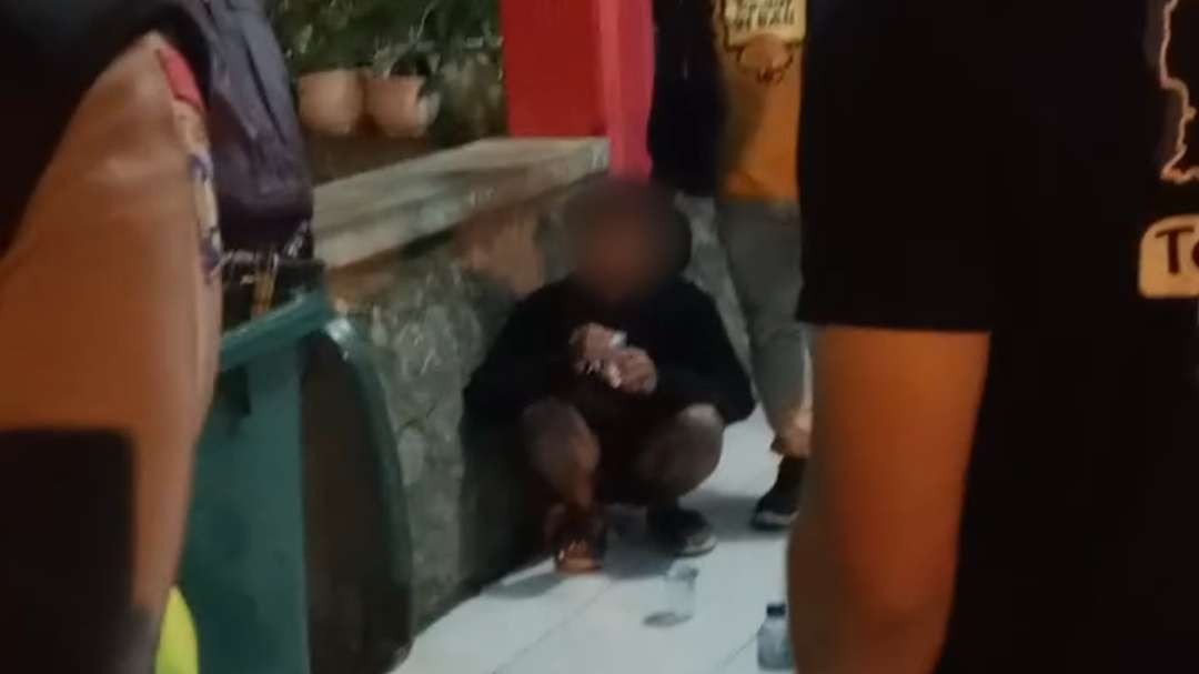 Pelajar diamankan warga usai bobol warung kopi.(Foto Istimewa)