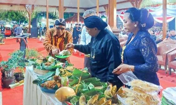 Suroan Tahun 2023 di Gedung Kesenian Cak Durasim  Jl Genteng Kali, Surabaya ,, diawali dengan pemotongan tumpeng (Foto; Istimewa)