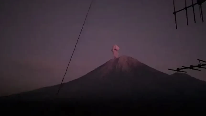 Gunung Semeru di perbatasan Kabupaten Lumajang dan Malang, Jawa Timur yang memiliki ketinggian 3.676 meter di atas permukaan laut (mdpl) erupsi. (Foto: PVMBG)