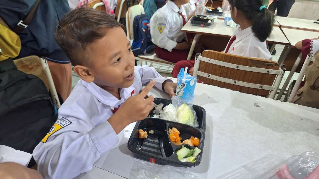 Salah satu siswa kelas 2 SD Negeri Klampis Ngasem III Surabaya, saat mencicipi menu makan bergizi gratis, Kamis 1 Agustus 2024. (Foto: Julianus Palermo/Ngopibareng.id)