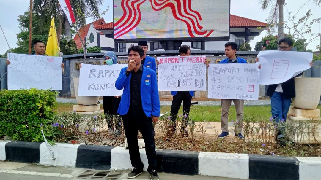 Ketua PC PMII Tuban menyampaikan orasi, saat unjuk rasa di depan DPRD Tuban, Jawa Timur. (Foto: Khoirul Huda/Ngopibareng.id)