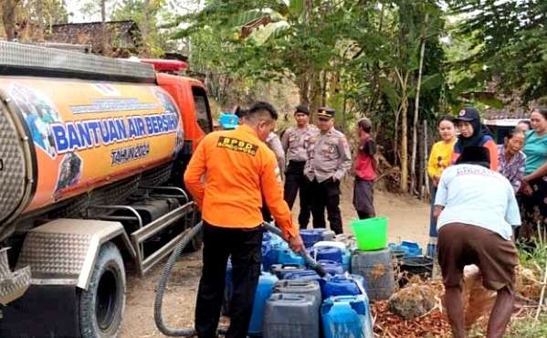 Badan Penanggulangan Bencana Daerah (BPBD) Bondowoso mendistribusikan bantuan air bersih bergantian ke 24 desa kekurangan air bersih. (Foto: Humas BPBD Bondowoso)