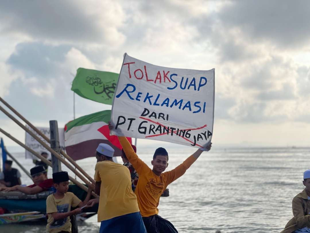 Salah satu spanduk yang dibentangkan nelayan dari berbagai wilayah di pesisir timur Surabaya, saat melakukan demonstrasi penolakan terhadap PSN SWL. (Foto: Istimewa)