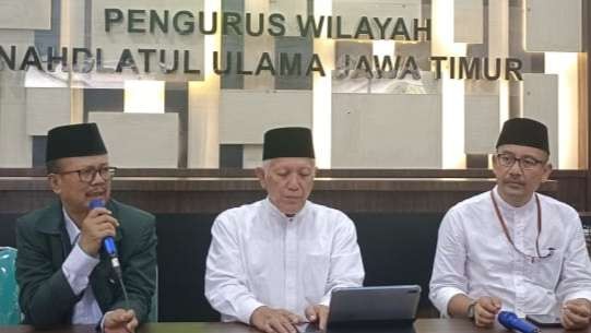 KH Abdul Hakim Mahfudz (tengah) didampingi Katib Syuriah KH Romadlon Chotin dan Prof Akh Muzakki (sekretaris PWNU Jatim)