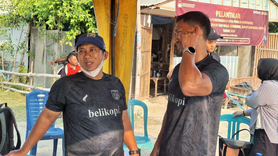 Head Coach Persela Didik Ludianto sedang berdiskusi dengan asisten pelatih Zulkifly Syukur. (Foto: Istimewa)