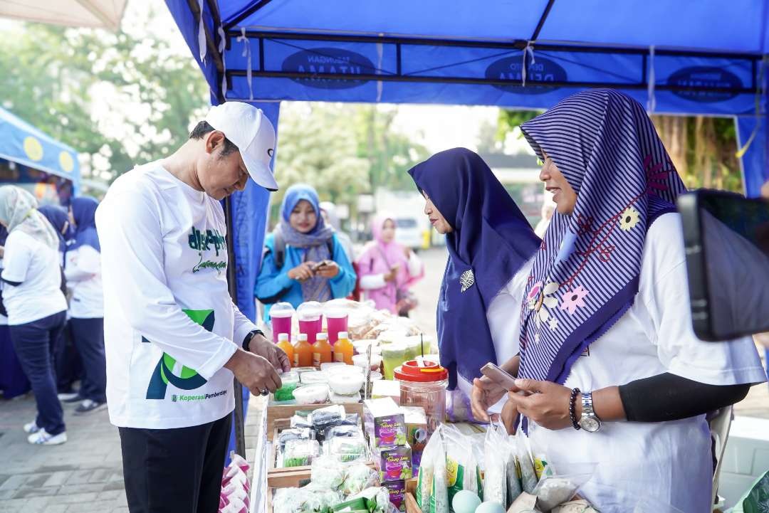 Bupati Lamongan, Yuhronur Efendi mengunjungi stan lomba cipta menu oleh Dinas Koperasi Lamongan (Foto:Istimewa)