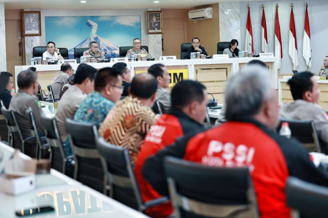 Kapolda Jatim, Irjen Pol Imam Sugianto saat memimpin rakor pengamanan Liga 1 di Mapolda Jatim, Surabaya, Jumat 2 Agustus 2024. (Foto: Istimewa)