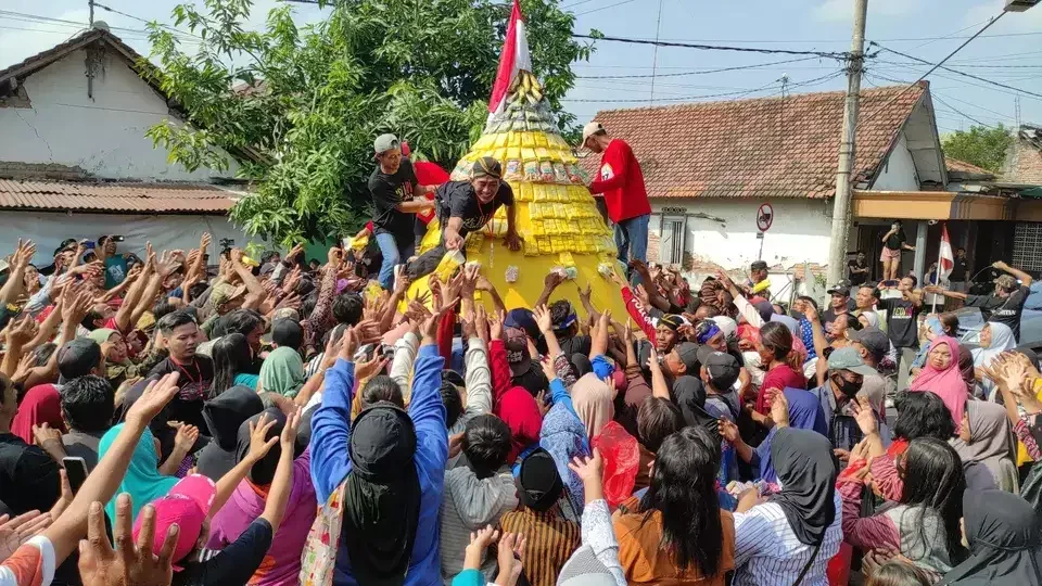 Ratusan warga Desa Toyoresmi, Kecamatan Gurah Kabupaten Kediri, berebut gunungan tumpeng yang berisi tahu dan aneka hasil bumi. (Foto: Instagram)