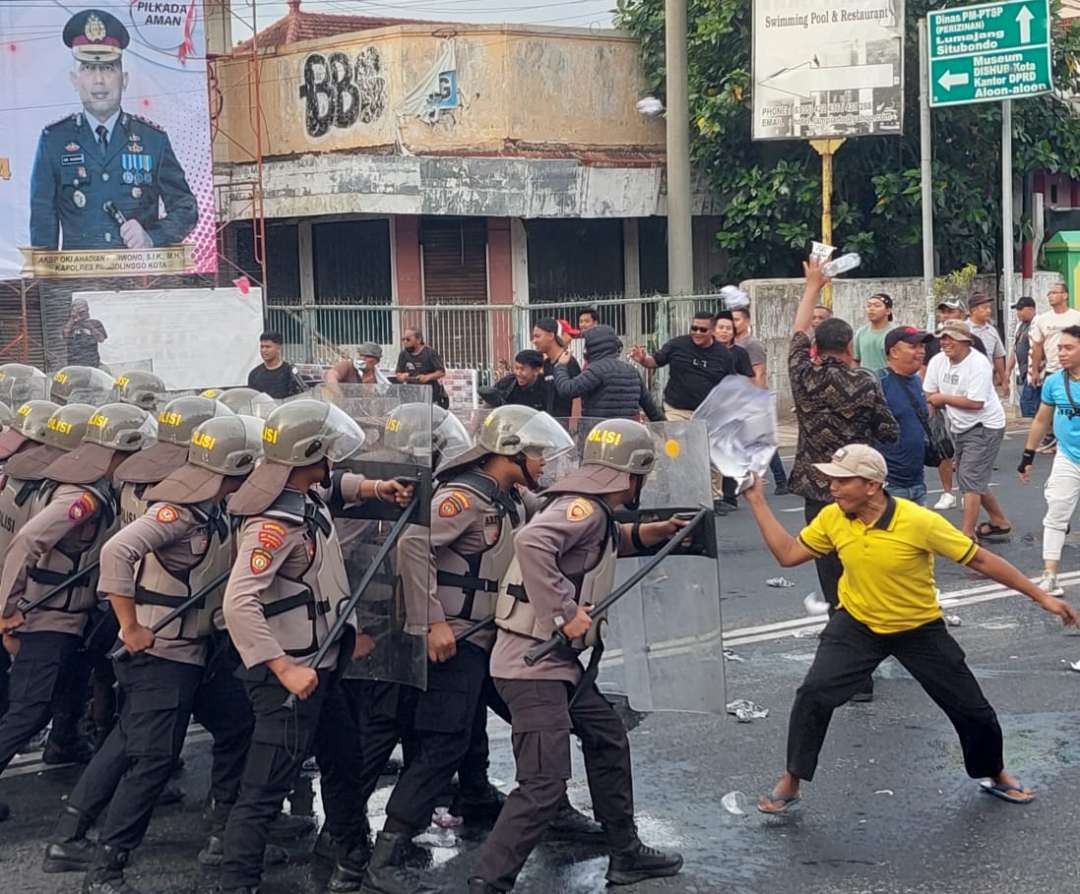 Suasana simulasi pengamanan Pilkada Kota Probolinggo 2024 di depan pemkot setempat. (Foto: Ikhsan Mahmudi/Ngopibareng.id)