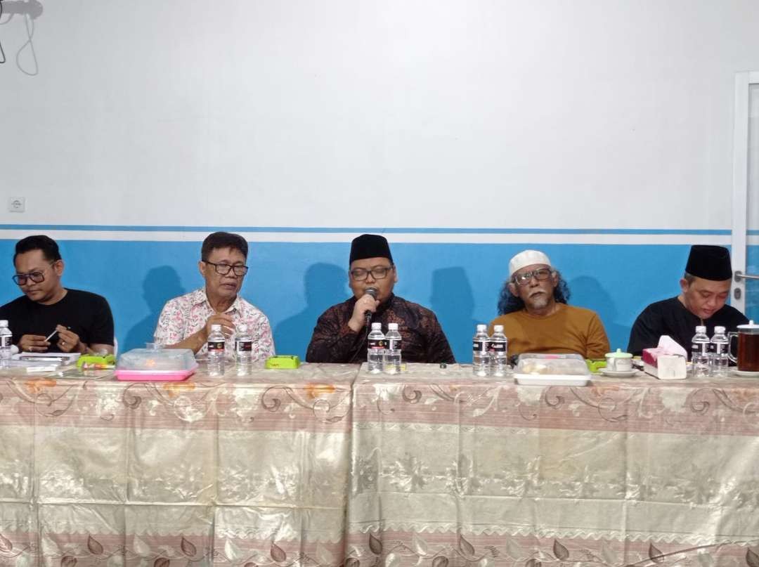 Gus Jaddin - Arismaya didampingi kuasa hukum dan pendukungnya saat konferensi pers (Foto: Rusdi/Ngopibareng.id)